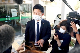 尼崎市議会前で報道陣の取材を受ける光本圭祐尼崎市議=2022年6月28日 尼崎市議会前で報道陣の取材を受ける光本圭祐尼崎市議=2022年6月28日