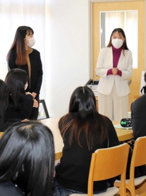 生徒に語りかける「YUNGA日本支部」のコーディネーターら=淡路高校 生徒に語りかける「YUNGA日本支部」のコーディネーターら=淡路高校