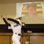 近本選手からバッティングのこつを教えてもらう児童=学習小学校