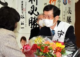 再選が決まり、支援者から花束を受け取る守本憲弘氏=南あわじ市市円行寺 再選が決まり、支援者から花束を受け取る守本憲弘氏=南あわじ市市円行寺
