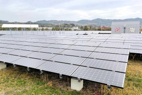 発電した電気を地域新電力事業に活用する「あわじメガソーラー1」=淡路市生穂新島 発電した電気を地域新電力事業に活用する「あわじメガソーラー1」=淡路市生穂新島
