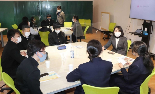 パソナの社員に質問する洲本高校生ら=淡路市久留麻