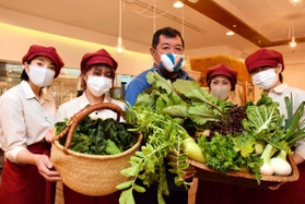 島外の飲食店で野菜を販売する活動に取り組むメンバー=南あわじ市市円行寺 島外の飲食店で野菜を販売する活動に取り組むメンバー=南あわじ市市円行寺