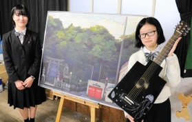 県総文で特選を受けた松本友美さん(右)と大濱愛奈さん=洲本実業高校 県総文で特選を受けた松本友美さん(右)と大濱愛奈さん=洲本実業高校