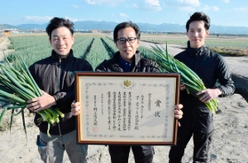 農林水産大臣賞を受賞した農業法人「アイ・エス・フーズ」のメンバー=南あわじ市 農林水産大臣賞を受賞した農業法人「アイ・エス・フーズ」のメンバー=南あわじ市
