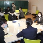 パソナの社員に質問する洲本高校生ら=淡路市久留麻