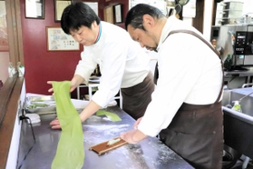 営業再開に向け、ペンネの仕込みをする井壷幸徳さん(手前)と従業員=洲本市山手1、イタリアンレストラン「リゾレッタ」 営業再開に向け、ペンネの仕込みをする井壷幸徳さん(手前)と従業員=洲本市山手1、イタリアンレストラン「リゾレッタ」