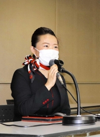 自身の経験を交え、おもてなしのポイントを話す坂田萌さん=淡路市夢舞台 自身の経験を交え、おもてなしのポイントを話す坂田萌さん=淡路市夢舞台