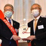 竹内市長(右)に目録を手渡す不動会長=夢海游淡路島