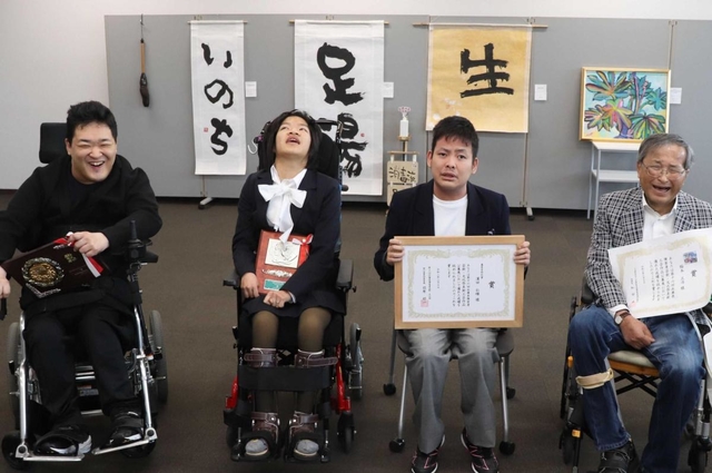 入賞した(左から)高見勇気さん、寺神亜佑さん、濱田弘暉さん、稲本正浩さん=洲本市役所