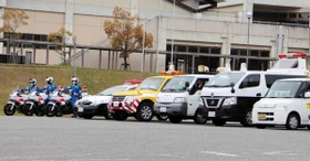 パレードの出発を待つ白バイや警察車両=淡路市多賀 パレードの出発を待つ白バイや警察車両=淡路市多賀