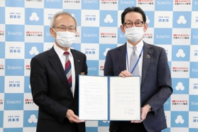 協定を結んだ兵庫ダイハツ販売の阿部薫社長(右)と洲本市の竹内通弘市長=洲本市役所 協定を結んだ兵庫ダイハツ販売の阿部薫社長(右)と洲本市の竹内通弘市長=洲本市役所