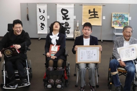 入賞した(左から)高見勇気さん、寺神亜佑さん、濱田弘暉さん、稲本正浩さん=洲本市役所 入賞した(左から)高見勇気さん、寺神亜佑さん、濱田弘暉さん、稲本正浩さん=洲本市役所