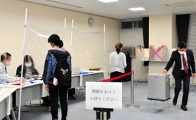 ウイルス感染対策が施された会場で、期日前投票を行う有権者ら=淡路市役所 ウイルス感染対策が施された会場で、期日前投票を行う有権者ら=淡路市役所