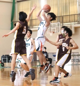 バスケットボール男子の洲本実対津名戦。渾身(こんしん)の力で跳ぶ選手ら=洲本高校 バスケットボール男子の洲本実対津名戦。渾身(こんしん)の力で跳ぶ選手ら=洲本高校