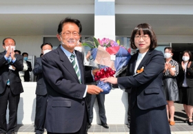 選挙戦から一夜明け、初登庁で職員に迎えられる門康彦市長=淡路市役所 選挙戦から一夜明け、初登庁で職員に迎えられる門康彦市長=淡路市役所