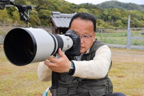 飛行犬を撮り続ける的場信幸さん=南あわじ市 飛行犬を撮り続ける的場信幸さん=南あわじ市