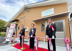 ジビエ処理施設の完成を祝う春藤喜由・興隆寺町内会長(右)ら=淡路市興隆寺 ジビエ処理施設の完成を祝う春藤喜由・興隆寺町内会長(右)ら=淡路市興隆寺