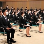 真剣な表情で入社式に臨むパソナグループの新入社員ら=淡路市夢舞台(撮影・中村有沙)