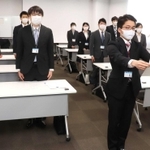 宣誓書を読み上げる新人職員=洲本市役所