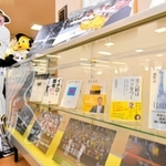阪神タイガース近本光司選手の愛読書を紹介するテーマ展示=淡路市立東浦図書館
