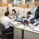 ワクチン接種の予約受け付けに追われる洲本市のコールセンター=洲本市港2、市健康福祉館