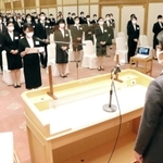 ホテルニューアワジの入社式で木下学社長(手前)に決意表明する新入社員=洲本市小路谷