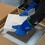 ドライアイスが詰まった箱で届いたワクチン=洲本市健康福祉館