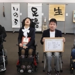 入賞した(左から)高見勇気さん、寺神亜佑さん、濱田弘暉さん、稲本正浩さん=洲本市役所