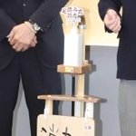 濱田英治さん、弘暉さん親子が作った足踏み式消毒液スタンド=洲本市役所