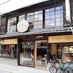 酒屋だったときの看板をそのままにした外観=洲本市本町7