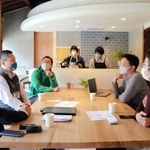 カフェスペースで打ち合わせをする関係者ら=洲本市本町7