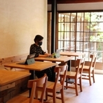 古い町屋の雰囲気を生かし、落ち着いた空間に仕上げた「Workation Hub(ワーケーション ハブ)紺屋町」=洲本市本町7