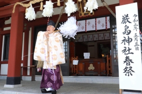 新型コロナウイルスの収束を願い、清はらいを行う浦上雅史宮司=厳島神社 新型コロナウイルスの収束を願い、清はらいを行う浦上雅史宮司=厳島神社