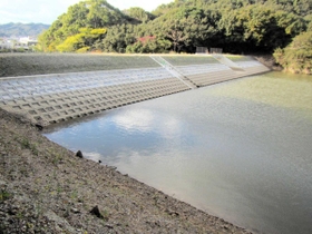 2018年に「指定貯水施設」となった北谷池。水による浸食を防ぐため、コンクリート張りが施されている=南あわじ市阿万下町(提供) 2018年に「指定貯水施設」となった北谷池。水による浸食を防ぐため、コンクリート張りが施されている=南あわじ市阿万下町(提供)