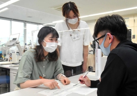 半袖で公務に当たる職員ら=淡路市役所 半袖で公務に当たる職員ら=淡路市役所