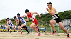 男子100メートル予選で一斉に駆け出す選手ら=洲本市宇原 男子100メートル予選で一斉に駆け出す選手ら=洲本市宇原