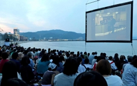 2019年5月に開かれた「うみぞら映画祭」。来場者が、大浜海水浴場で巨大スクリーンに見入った=洲本市海岸通1 2019年5月に開かれた「うみぞら映画祭」。来場者が、大浜海水浴場で巨大スクリーンに見入った=洲本市海岸通1