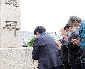 151年前の騒乱の犠牲者へ祈りをささげる「益習の集い」のメンバー=洲本市栄町3 151年前の騒乱の犠牲者へ祈りをささげる「益習の集い」のメンバー=洲本市栄町3
