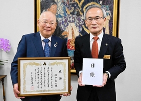 寄付の目録を竹内通弘市長(右)に手渡し、感謝状を受け取った大昭和精機の北口良一会長(洲本市提供) 寄付の目録を竹内通弘市長(右)に手渡し、感謝状を受け取った大昭和精機の北口良一会長(洲本市提供)