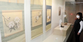 初公開の掛け軸などが並ぶ展示室=淡路文化史料館 初公開の掛け軸などが並ぶ展示室=淡路文化史料館