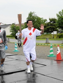 笑顔で聖火を運ぶ池辺幸男さん=丹波篠山市 笑顔で聖火を運ぶ池辺幸男さん=丹波篠山市