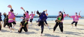 砂浜で流石連とDーNEXTWAYが競演するシーン=洲本市五色町都志(動画から切り出し) 砂浜で流石連とDーNEXTWAYが競演するシーン=洲本市五色町都志(動画から切り出し)