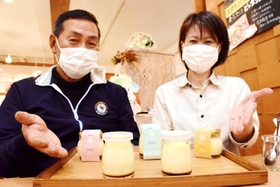 クジャク卵のプリンを含むセットを紹介する、創作うどん店オーナーの藤江明美さん(右)と農家の堂本秀幸さん=南あわじ市市円行寺 クジャク卵のプリンを含むセットを紹介する、創作うどん店オーナーの藤江明美さん(右)と農家の堂本秀幸さん=南あわじ市市円行寺