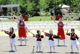 華やかな衣装も注目を集めた「ミラクルメイツ」=淡路市夢舞台 華やかな衣装も注目を集めた「ミラクルメイツ」=淡路市夢舞台