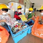 市が配布したリサイクルバッグを活用し、雑がみ回収に協力する児童=志筑小学校