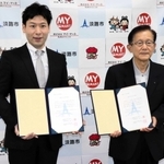 高齢者見守り事業に関する協定を結んだ門康彦市長(右)とマイ・マートの橋本琢万社長=淡路市役所