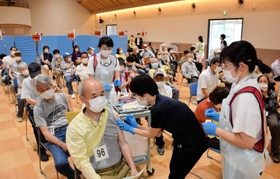 本格化している高齢者へのワクチン接種=2日午後、南あわじ市福良甲、福良地区公民館 本格化している高齢者へのワクチン接種=2日午後、南あわじ市福良甲、福良地区公民館