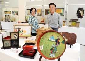 源氏物語の世界観を伝える作品を仕上げた森和重さんと妻の桂子さん=淡路市富島 源氏物語の世界観を伝える作品を仕上げた森和重さんと妻の桂子さん=淡路市富島