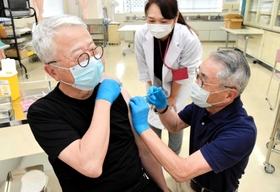 大学教員(中央)から筋肉注射の実技指導を受ける歯科医師=2日、関西看護医療大学 大学教員(中央)から筋肉注射の実技指導を受ける歯科医師=2日、関西看護医療大学